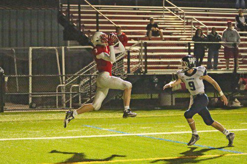 COLBY ANDREWS caught two touchdown passes for the 4-2 (3-1) Red Raider football team during their 28-0 shutout over Wilmington last Friday night. Melrose is set to travel to Stoneham this Friday, Oct. 24 for their last regular season game before playoffs. (Donna Larsson photo) 