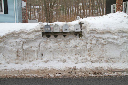 OAK STREET RESIDENTS made sure their letter carrier had a good idea where to put the mail prior to this weekend’s snowstorm. (Donna Larsson Photo)