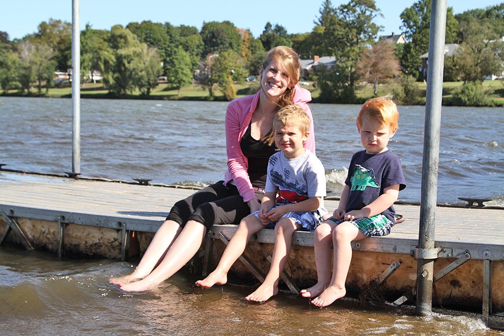 JUST BEFORE LAST WEEK’S summertime heat came to an end, Ellen Perry and five year old Austin and three year old Benjamin stick their feet in the water of Lake Quannapowitt. (Donna Larsson Photo)
