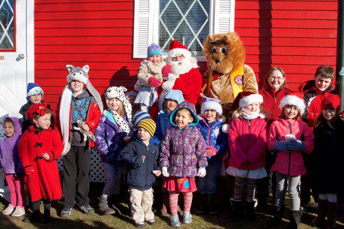 THE LIONS CLUB hosts Santa’s headquarters on the Veterans Memorial Common each year, and Saturday a lot of people turned out to greet him. (Donna Larsson Photo)