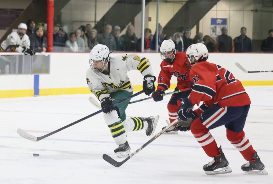 Boys’ hockey team splits pair of road league games