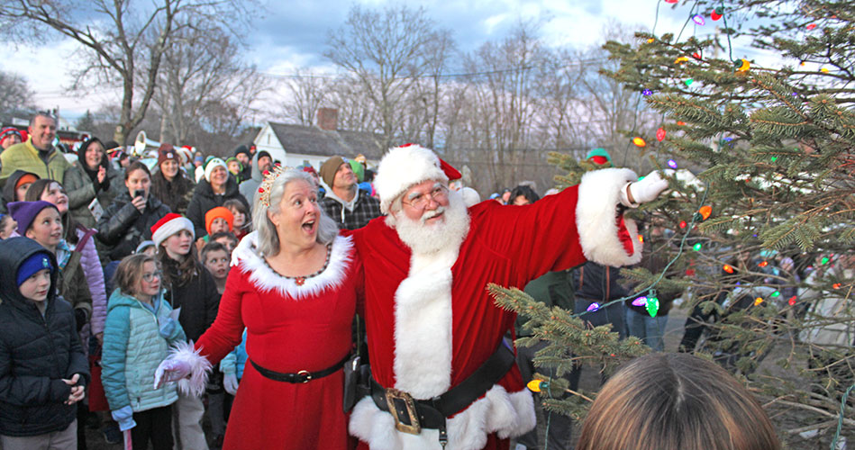 Hundreds attend Holiday Tree lighting